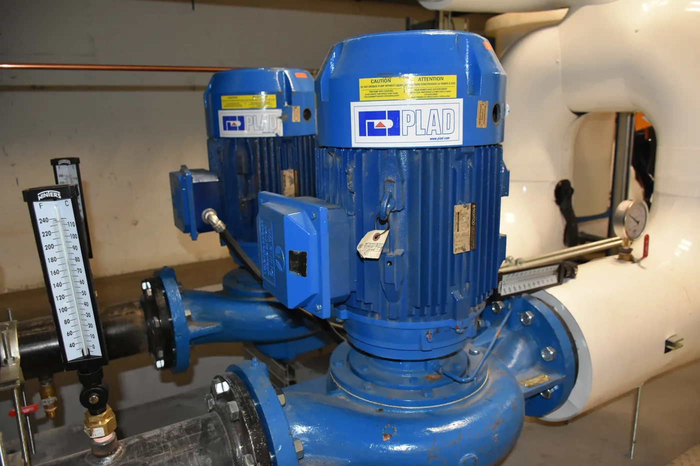 Horizontal multistage centrifugal pump with stacked stage housings and a flanged discharge